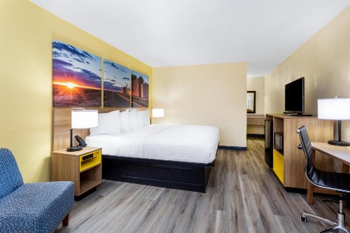 Days Inn & Suites by Wyndham Clovis image 11