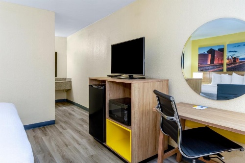 Days Inn & Suites by Wyndham Clovis image 12