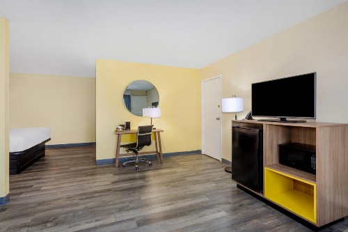 Days Inn & Suites by Wyndham Clovis image 14