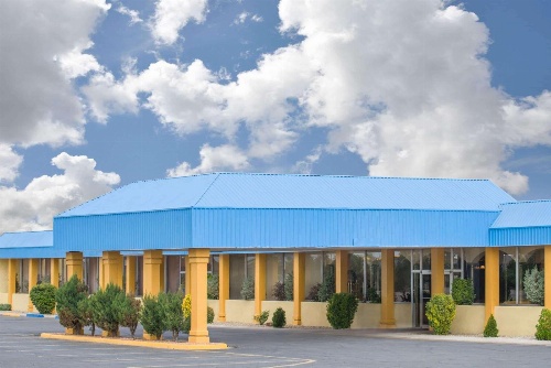 Days Inn & Suites by Wyndham Clovis image 2