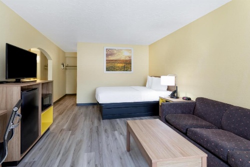 Days Inn & Suites by Wyndham Clovis image 30