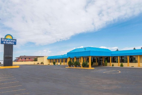 Days Inn & Suites by Wyndham Clovis image 5