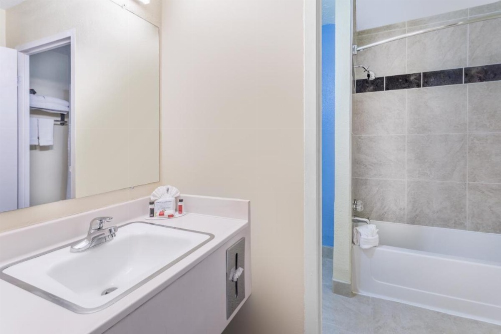 Days Inn & Suites by Wyndham Clovis